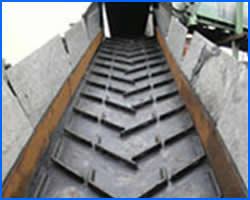 Patterned conveyor belt