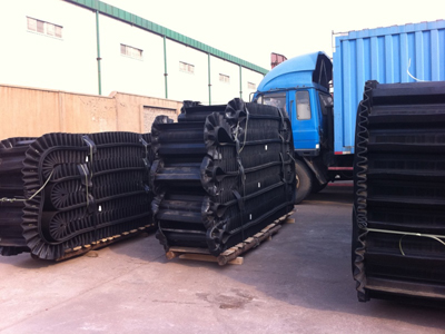 Raised edge conveyor belt wave